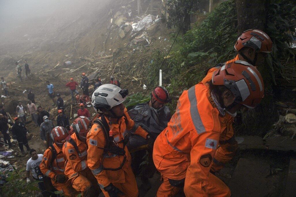 Bombeiros retiram corpo encontrado em Petrópolis