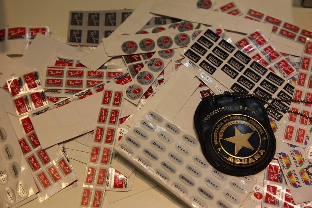 Entre os produtos havia inclusive óculos infantis. Foram encontradas ainda etiquetas de marcas famosas que eram coladas nos óculos falsificados