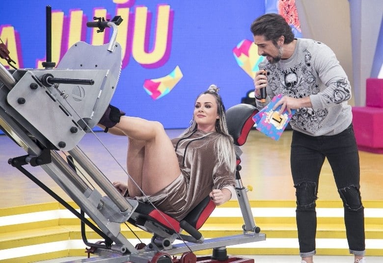 O Legendários desta sexta-feira (8) desafia Juju Salimeni no quadro A
Força da Juju,
game no qual a loira é
desafiada a levantar, em um aparelho de musculação chamado leg press, objetos
pesados e até mesmo pessoas
•GALERIA: No Legendários desta sexta (8), Bruno & Marrone relembram momentos importantes da carreira