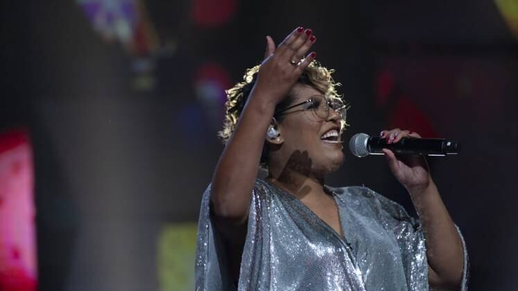 Joy Rayane abriu o primeiro episódio do reality musical com a canção Divino, Maravilhoso, deGal Costa, e levantou 75 jurados