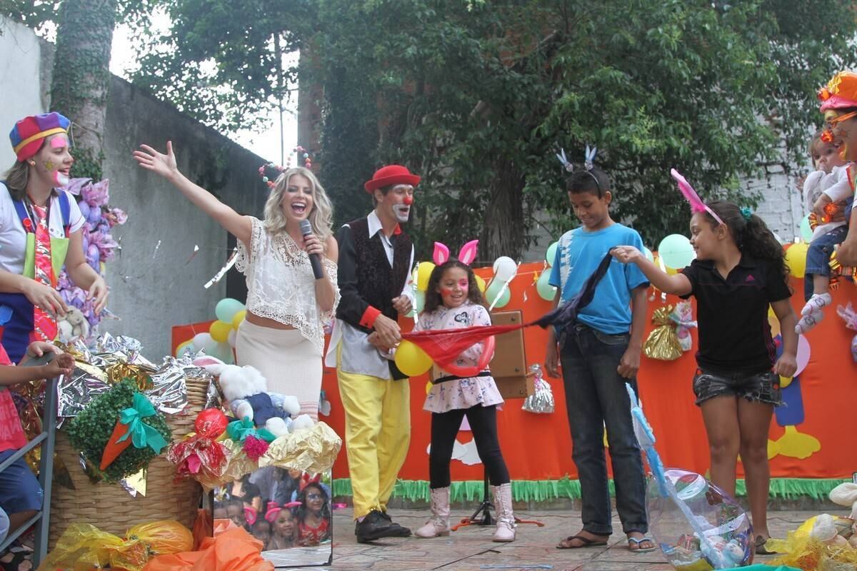 Karina Bacchi organiza super festa com distribuição de ovos