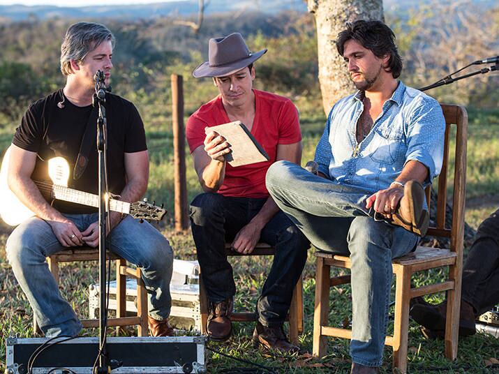 

Victor Chavez e Leo Zapa são Victor &Leo, dupla de
sucesso que já trilhou mais de duas décadas de sucesso. Para homenagear os
irmãos, o site oficial da Hora do Faro reuniu 22 fatos especiais da vida de
Victor e Leo para dividir com seus fãs. Siga na galeria e conheça um momento
marcante da vida dos sertanejos para cada ano de sucesso!



+Você conhece esses garotinhos? Veja fotos da infância dos irmãos Victor e Leo!
+ASSISTA na íntegra a visita completa de Rodrigo Faro à fazenda da dupla Victpr&Leo