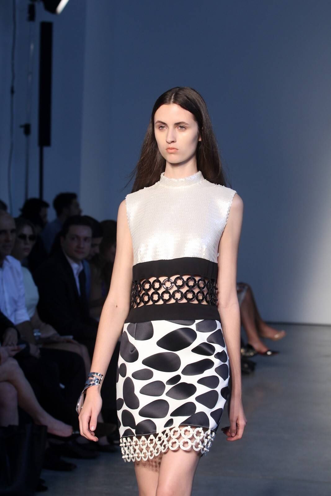 O segundo dia de desfiles da temporada inverno 2015 da São Paulo Fashion Week começou com a coleção do estilista Pedro Lourenço, nesta terça-feira (4). As modelos entraram na passarela após uma hora de atraso e vestiram peças feitas de diferentes materiais, que iam desde os trabalhos com paetês até detalhes com argolas de meta. Além dos casacos e saias que deram um ar sexy à coleção, as sandálias com saltos largos, arredondados e amarrações no tornozelo também foram destaque na passarela