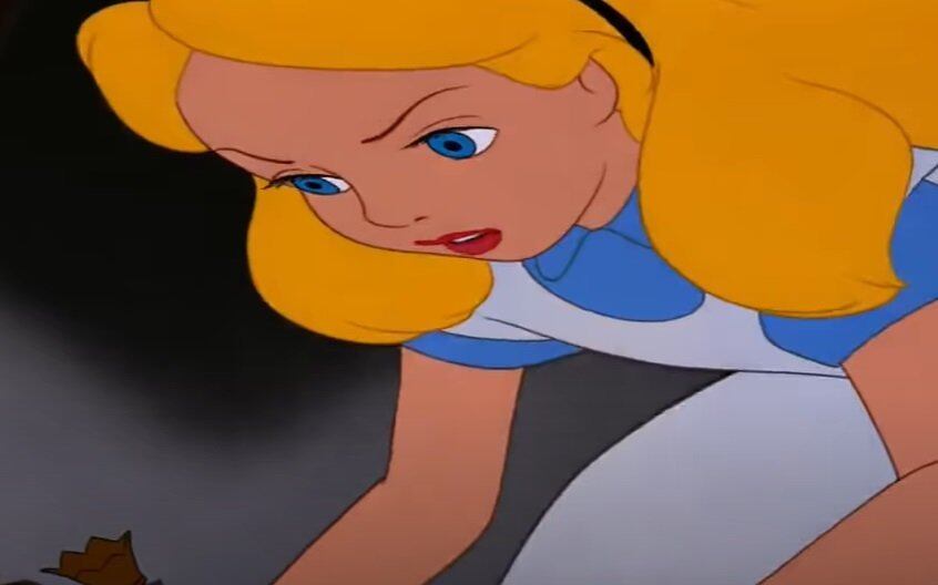 Cena importante número 17: Alice tira do bolso um pedaço de cogumelo e vira gigante. O Rei e a Rainha ordenam que ela saia do tribunal, mas Alice se recusa e começa a insultar a Rainha. Isso faz com que ela retorne ao seu tamanho original.