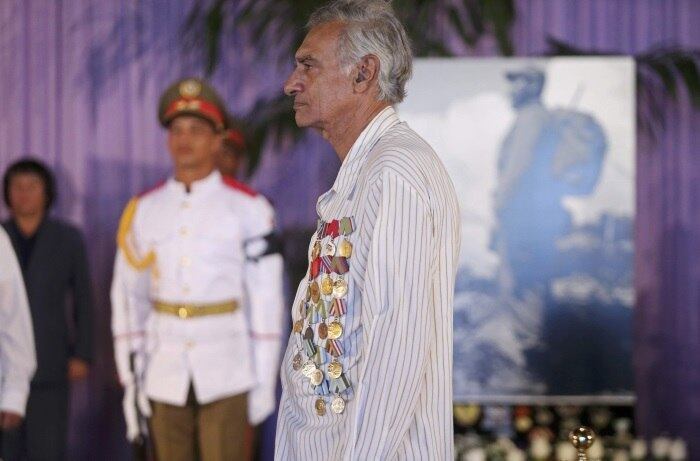 Coincidentemente, o início das homenagens póstumas a Fidel em Havana ocorre no mesmo dia em que pousou na capital o primeiro voo comercial proveniente dos Estados Unidos após a reaproximação entre os dois países
