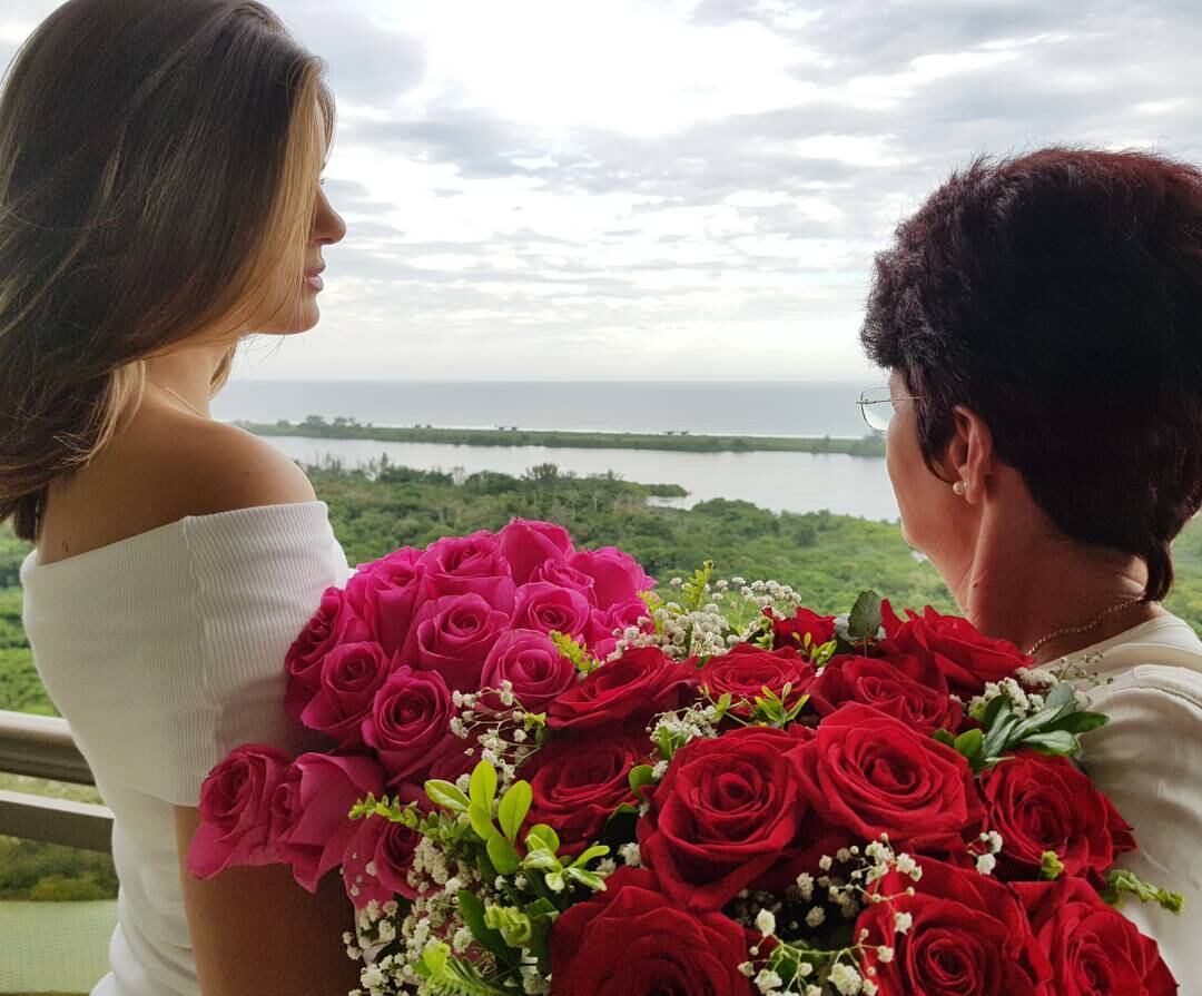 Mesmo com a agenda cheia de compromissos, Camila Queiroz conseguiu curtir o dia especial com a mãe e celebrou o encontro:
— Eu ia passar esse dia longe de você por causa das gravações mas de repente quando eu acordo você está aqui, batendo na minha porta. Feliz dia das mães a todas as mamães