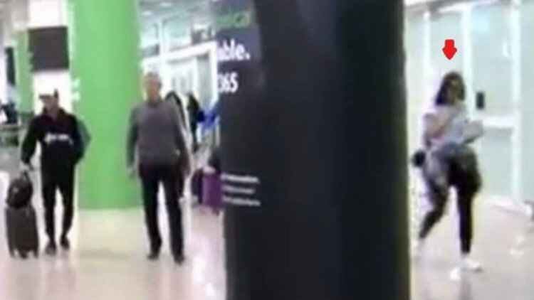 3. Atriz em aeroporto de Barcelona com Neymar
Outra certeza de que o casal Brumar está junto está na imagem acima. O jogador e a atriz foram fotografados (separadamente) num aeroporto de Barcelona. Se não tivessem reatado, isso seria uma grande coincidência, não?!