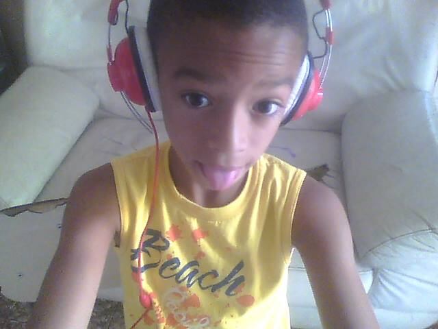 Wellington Mazei Ferreira morava com o pai em outro endereço
e havia saído de casa para visitar a avó em um conjunto habitacional. Vizinhos
disseram que o garoto estava na quadra de futebol do conjunto quando foi
chamado por um adolescente de 15 anos