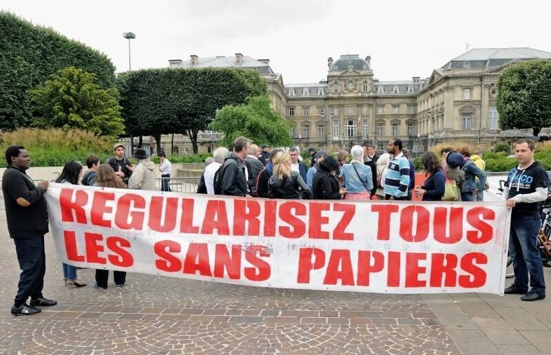 Em Lille, na França,
manifestantes seguram cartaz em que se lê “Regularizem os que não têm
documentos”, durante protesto contra deportações massivas de imigrantes