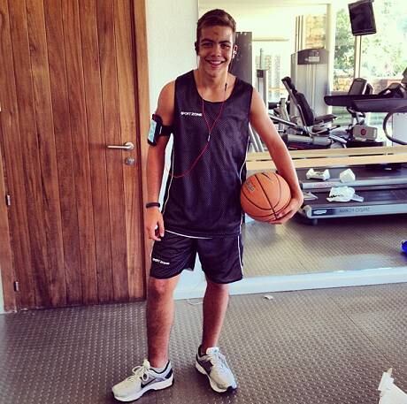 Nas comparações com o pai famoso, mais uma semelhança: Ronaldo já sofreu uma lesão séria. Ele rompeu dois ligamentos do tornozelo esquerdo em uma tentativa de enterrada no basquete
