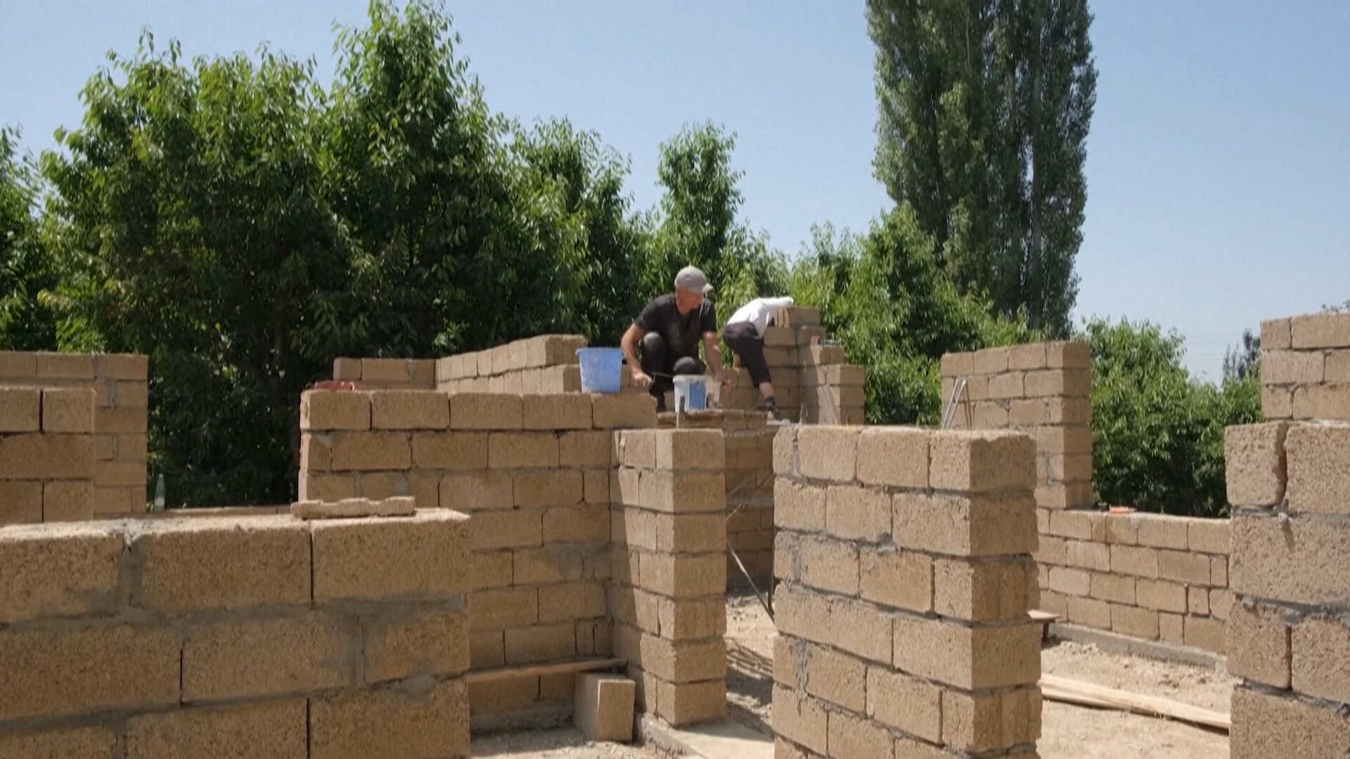 Moradores do Quirguistão estão usando blocos feitos com casca de arroz para construir casas