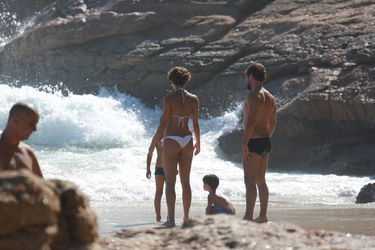 Sophie Charlotte e Daniel de Oliveira se divertem em praia com a família