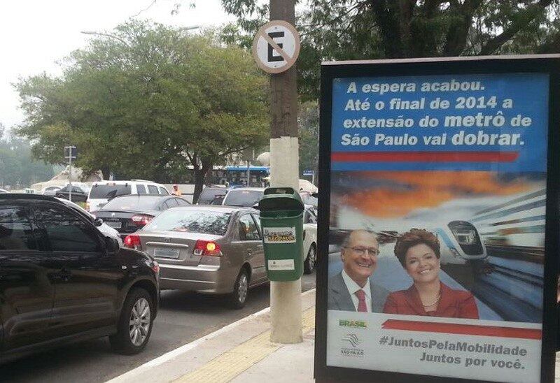 Pontos de ônibus de São Paulo amanheceram com "estranho" cartaz