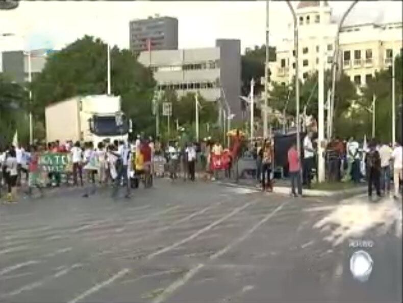 A região do Iguatemi, na capital baiana, também concentra manifestantes. As vias já estão sendo bloqueadas no local