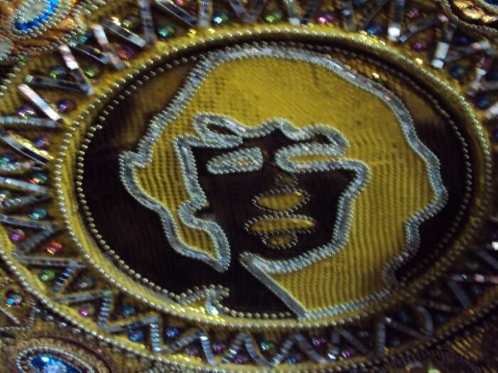 A homenagem ao jogador
vai ter o simbolismo de um presente: o desfile da Imperatriz acontece no dia em
que Zico completa 61 anos