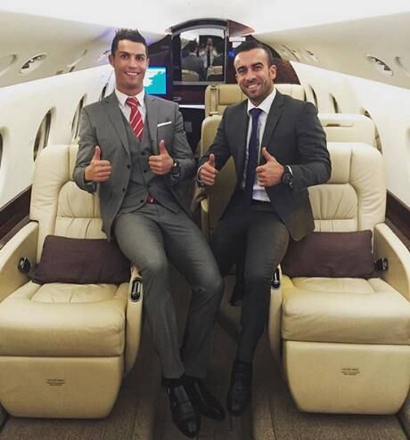 Cristiano Ronaldo tira onda dentro do avião particular que tem