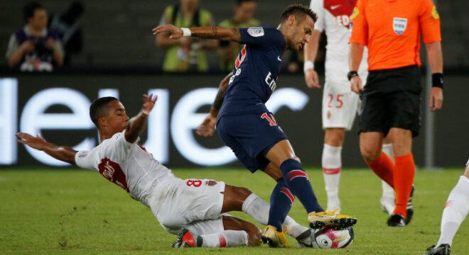 Neymar em ação pelo PSG, na final da Supercopa da França contra o Mônaco