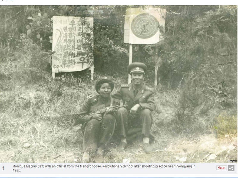 Monique, em sua rotina na escola revolucionária, com o instrutor de tiro e técnicas militares, em 1985