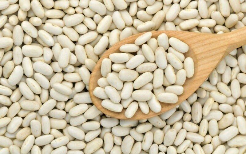 Usado em pratos como saladas, sopas e ensopados, e conhecido pelo caldo ralo e casca fina, o feijão branco lidera disparadamente o ranking de alimentos que mais inflacionaram no ano passado. Em todo 2019, o alimento registrou aumento de 98,21%