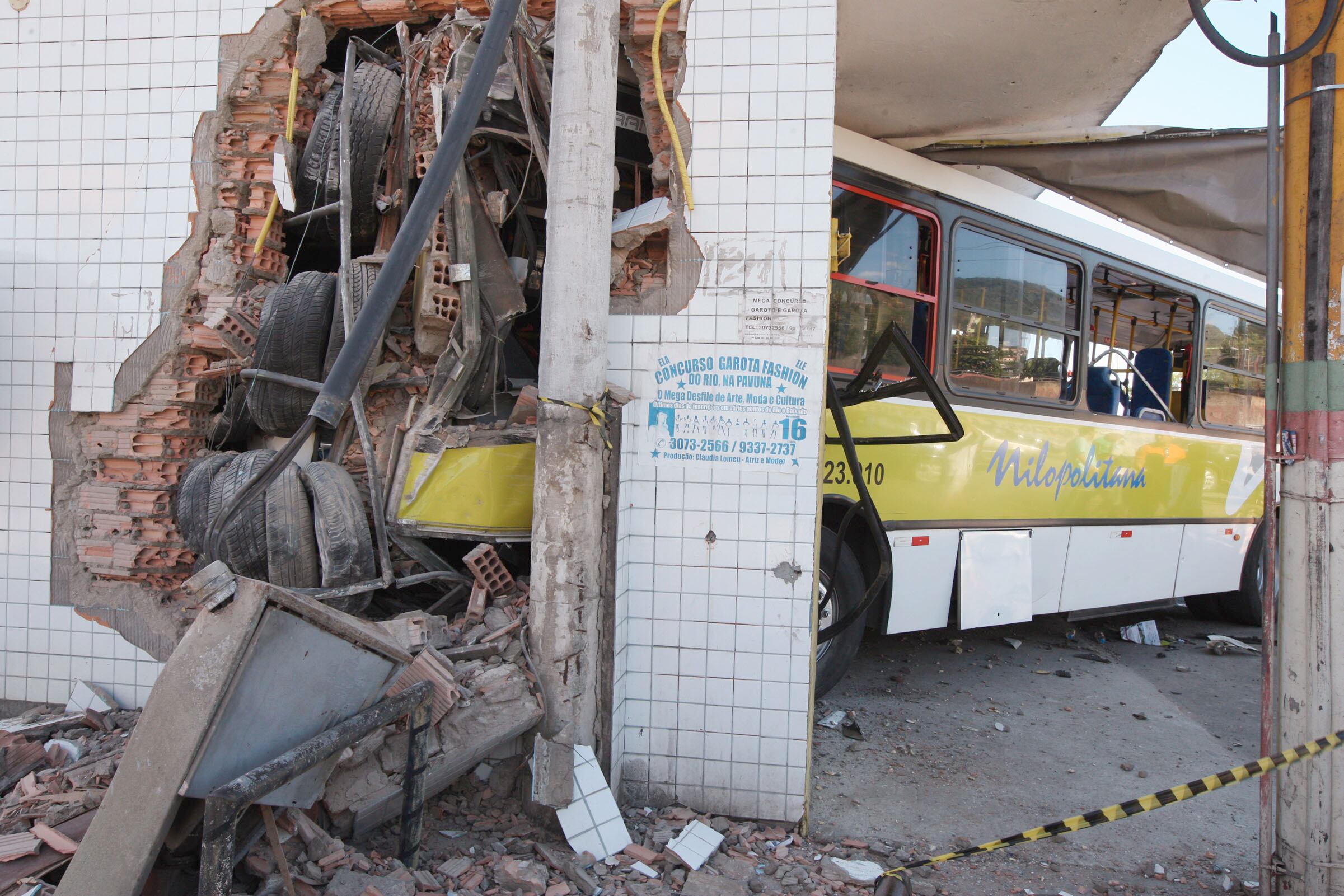 Após bater em carro, ônibus se choca com parede de borracharia