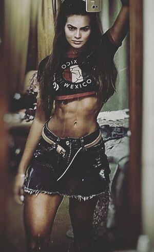 Renata impressiona com barriga sequinha