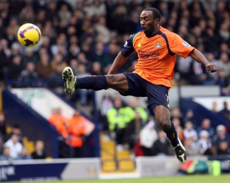 O atacante inglês Darius Vassell, enquanto atuava pelo Aston Villa, tentou curar uma infecção da unha do pé com uma broca(!). O resultado não poderia ser diferente: a infecção acabou piorando