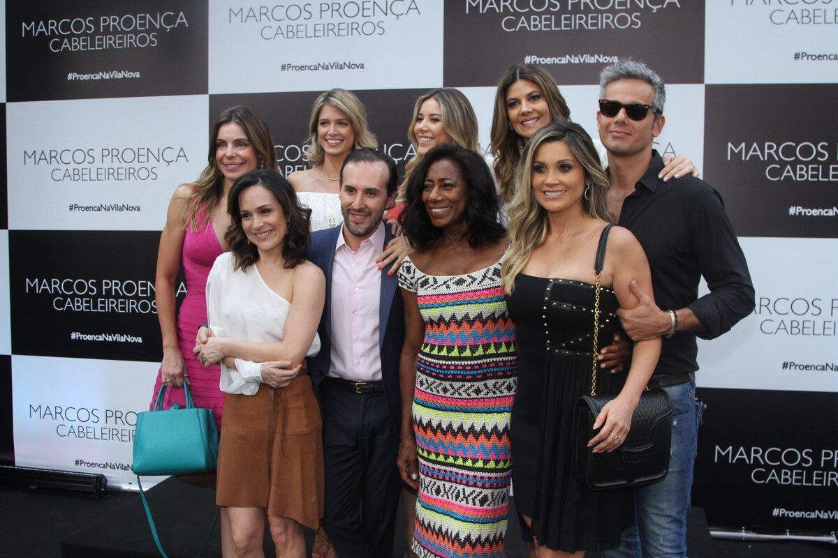 Famosos prestigiam inauguração de salão em São Paulo