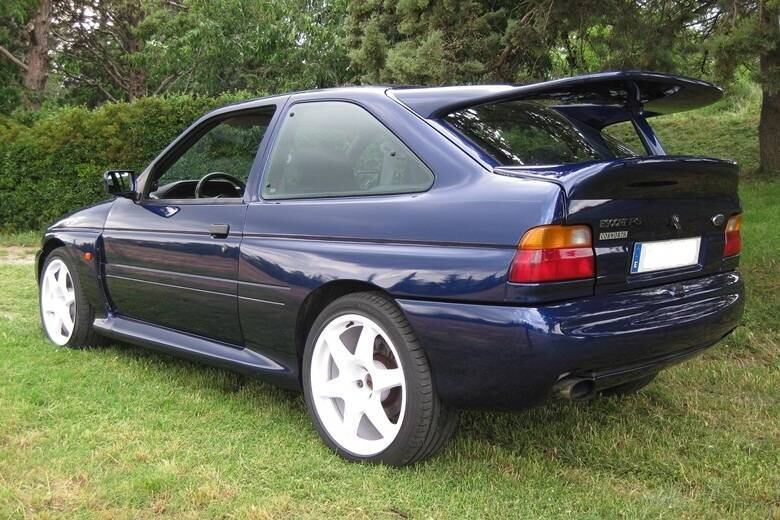 3° Ford Escort RS Cosworth — A Ford teve lá suas tentativas de fazer um Escort com pegada
mais esportiva, como o XR3 e o  RS. Mas nada
que chegue aos pés do hatch com sobrenome Cosworth. A preparadora inglesa deixou
o Escort nervoso, com um generoso motor 2.0 16V turbo da Garret, o que garantia
227 cv a 6.250 rpm e 31,6 kgfm de torque disponível aos 3.500 giros. A tração
nas quatro rodas o empurrava aos 100 km/h em 6,1 s e a máxima ficava na casa
dos 225 km/h