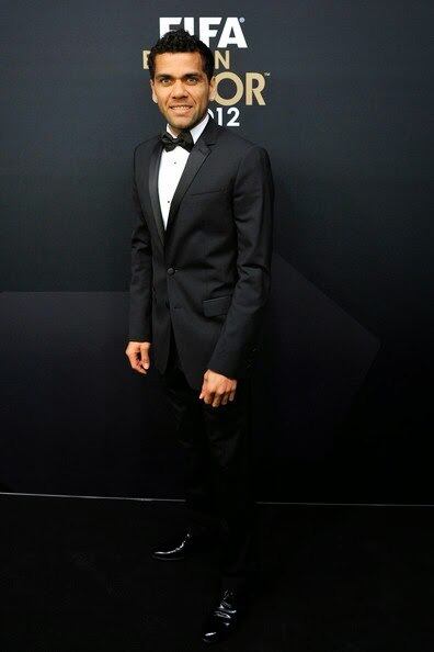 Daniel Alves é conhecido pelo seus looks no cotidiano, ele aposta em cores estravagantes