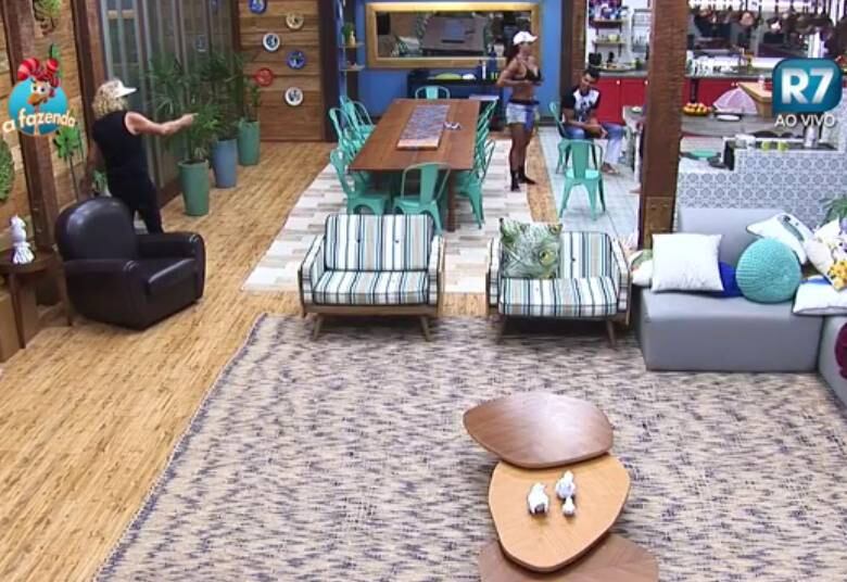 Após receber reclamações de alguns peões por não ajudar nas tarefas, o cantor varreu a área da sede

+ Com caras e bocas, Mara Maravilha rouba a cena em votação
+ João Paulo Mantovani alfineta Thiago Servo: "Está arrogante"
+ Luka acorda estressado e manda recado para Douglas
