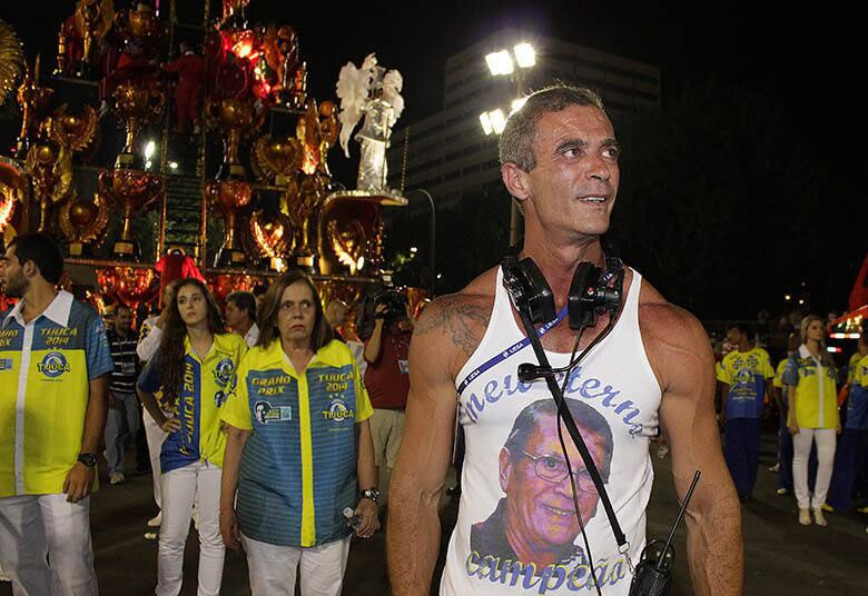Paulo Barros vira chaminé no desfile
Usando uma camisa regata e mais musculoso do que nunca, o badalado carnavalesco Paulo Barros fumava um cigarro após o outro enquanto acompanhava a evolução da Unidos da Tijuca. O muque está em forma, mas a saúde do pulmão vai deixando a desejar