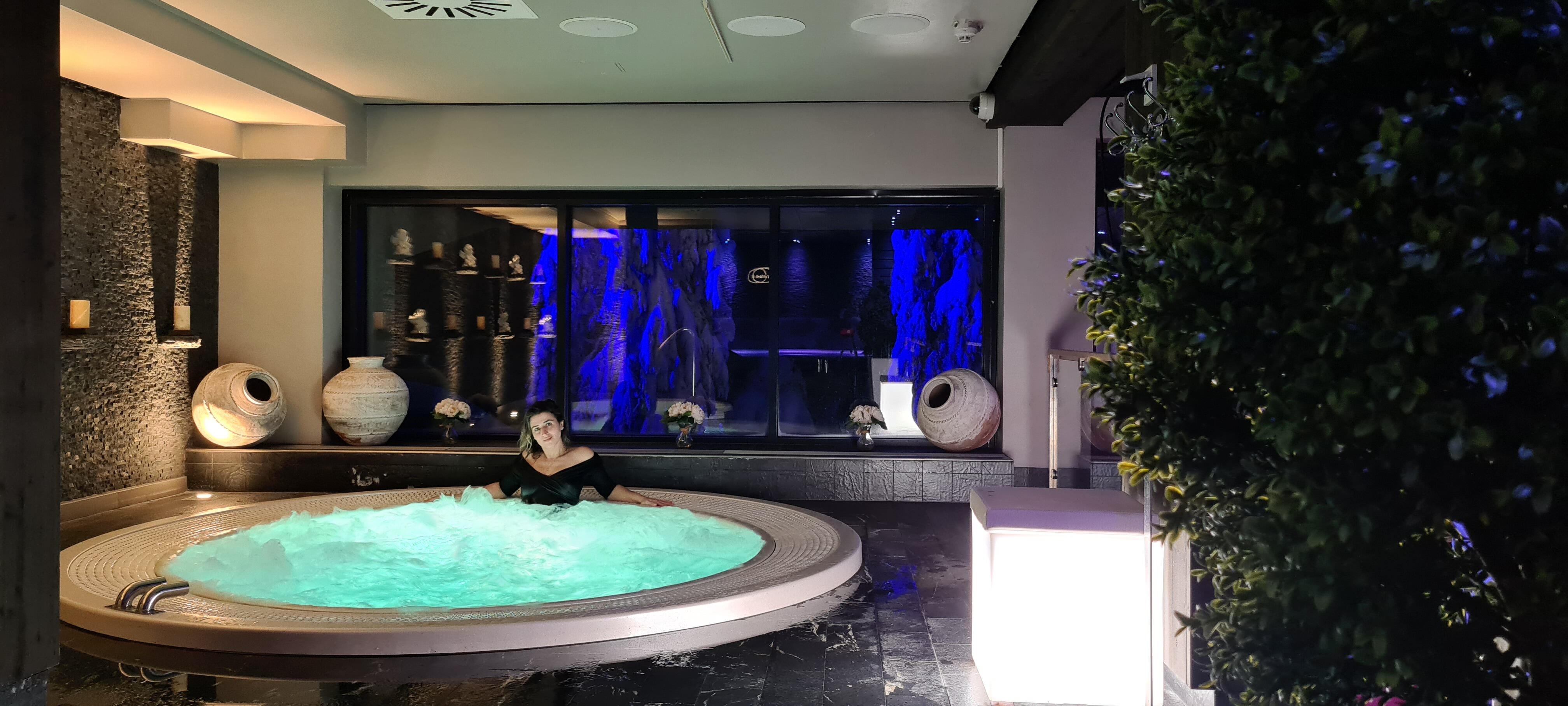 Piscinas internas e externas com vista para a neve no Break Sokos Hotel Koli