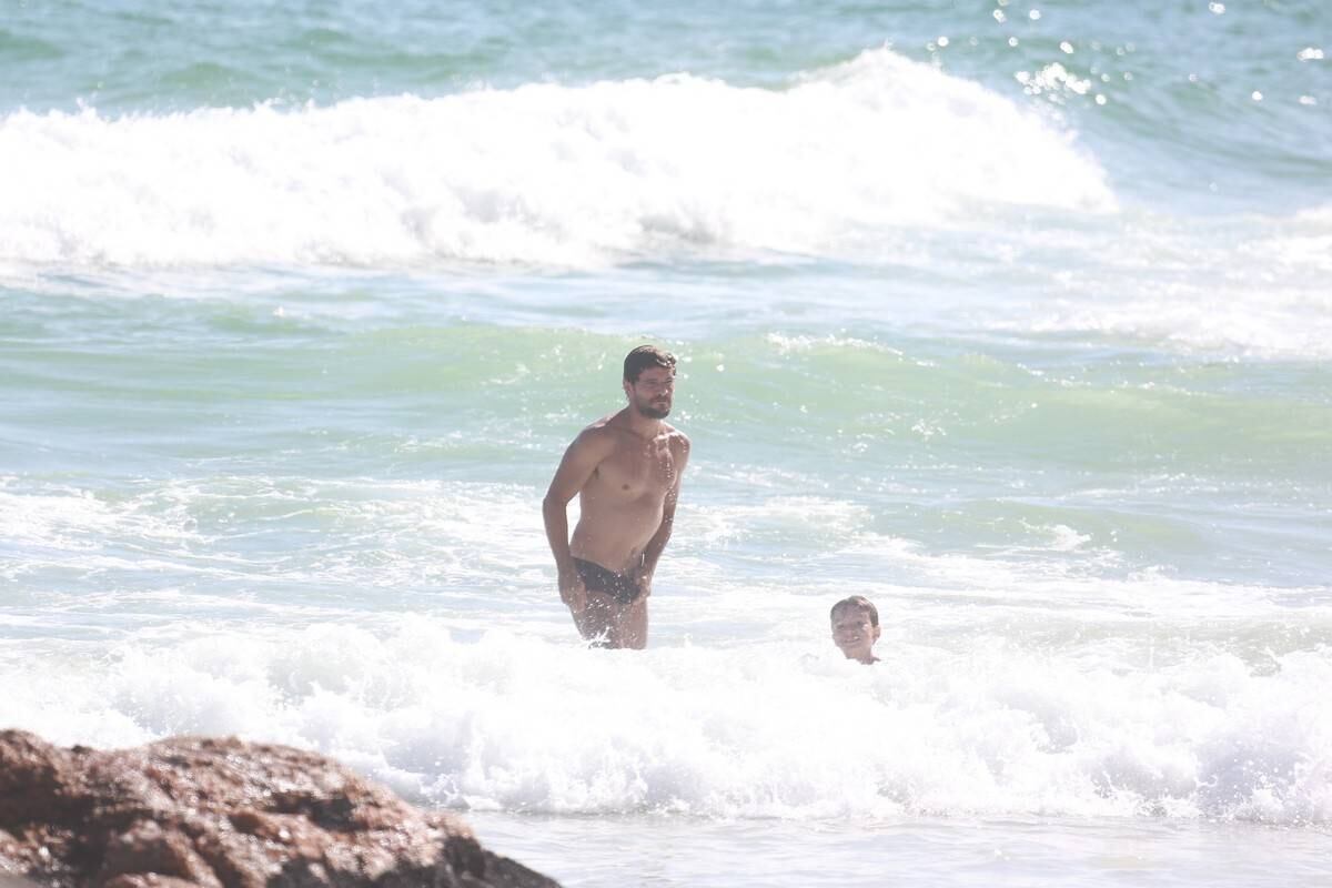 Sophie Charlotte e Daniel de Oliveira se divertem em praia com a família