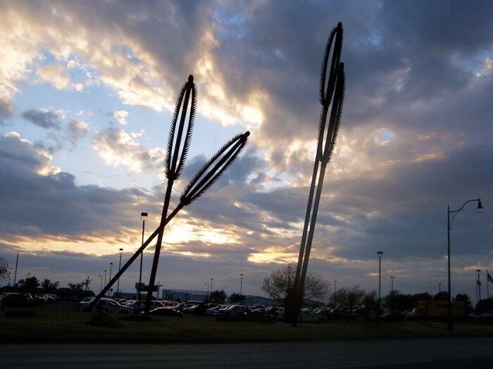 Na saída do Aeroporto Will Rogers, em Oklahoma City, as
boas-vindas aos turistas ficam por conta das quatro imponentes esculturas em
forma de flecha — uma homenagem aos índios nativos dos Estados Unidos. Cada uma
delas é feita de aço e tem mais de 20 m de altura