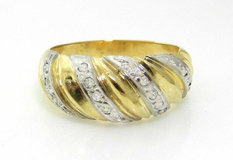 Outro anel em ouro amarelo 18k com diamantes, lapidação brilhante, aro
19 e 7,2g, tem lance inicial de R$ 1.390, mas pode custar até R$ 3.500 fora do
leilão. Qualquer pessoa pode participar dos leilões:
basta se cadastrar no site www.sold.com.br, criar um login e senha e se habilitar no leilão de interesse. A partir daí, é
só acompanhar os lances no dia marcado para o encerramento