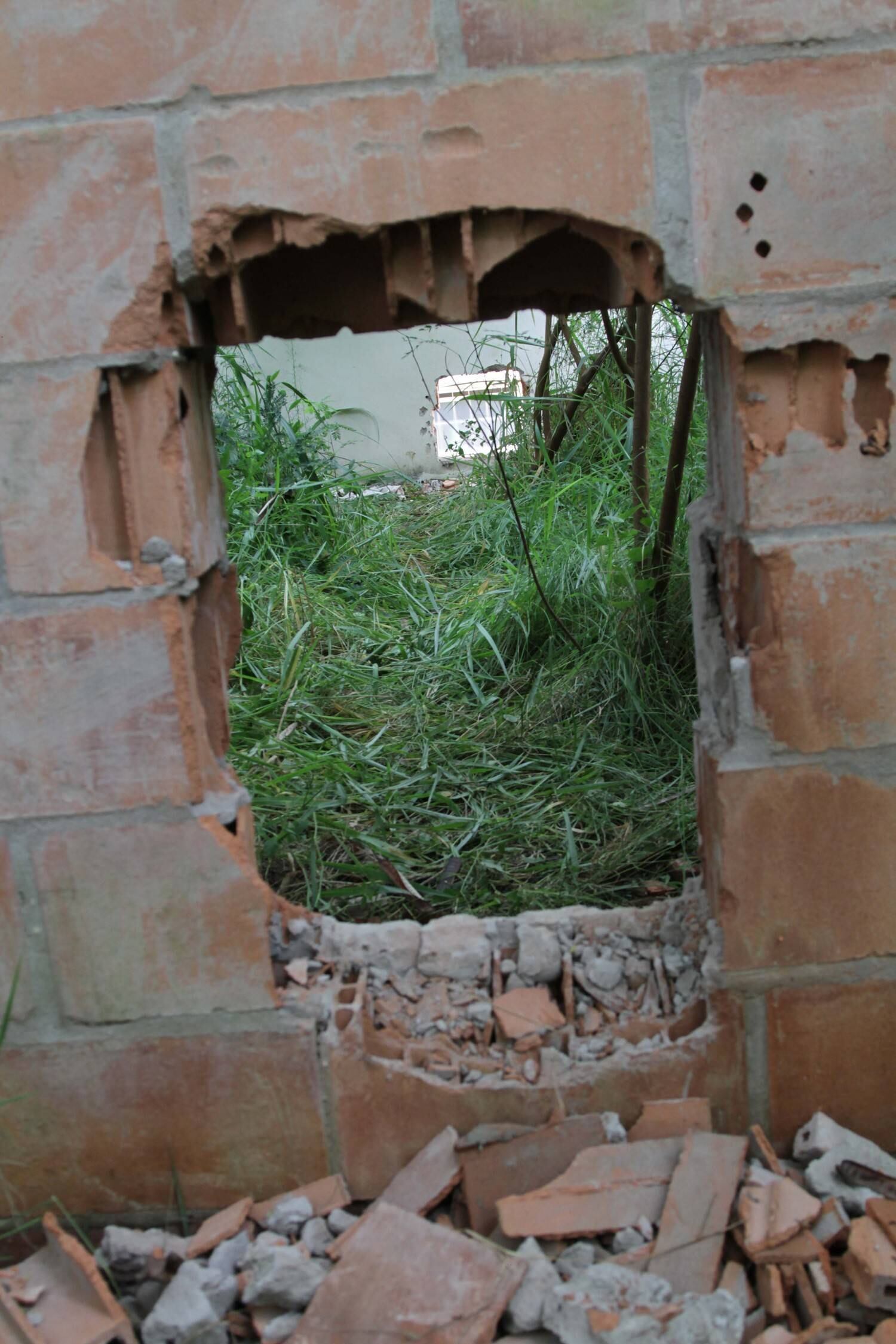 Suspeitos fizeram buraco em banco