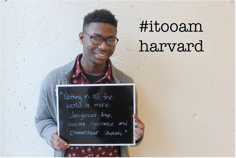 "Nada em todo o mundo é mais perigoso do que a ignorância sincera e a estupidez consciente" — tradução de cartaz da campanha Eu também sou de Harvard
