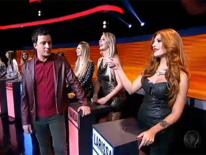 Larissa apostou em um vestido tomara que caia

+ Noiva há oito anos, Juju Salimeni conta como foi conquistada pelo amado

+ Uau! Eliedson dança Lepo-Lepo no palco e fatura encontro em resort

+ Fogo! Mesmo após performance pirotécnica, Diego vai para casa sozinho
