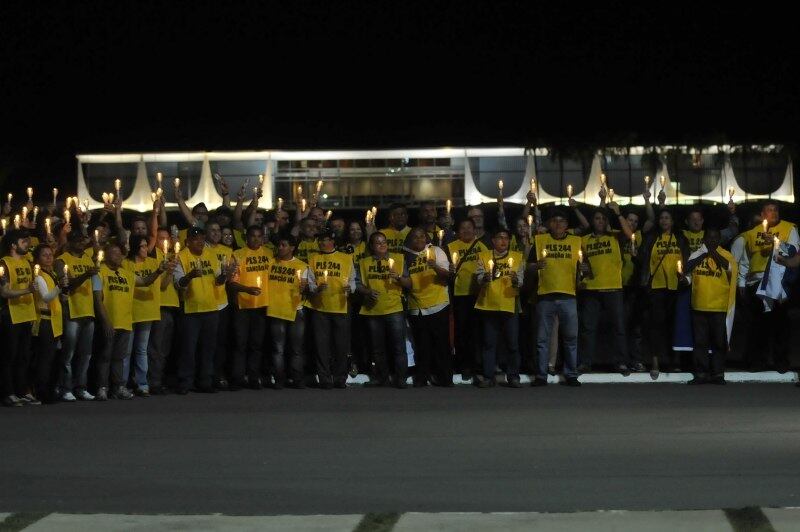 Cerca de 100 papiloscopistas protestam em frente ao Alvorada