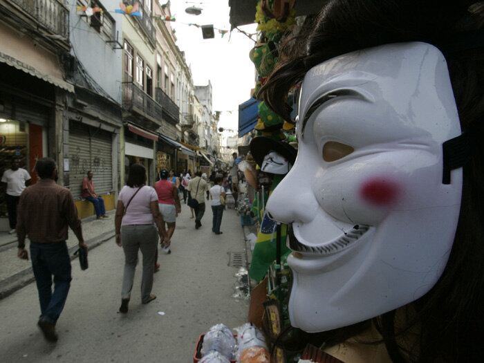 Dona Olga, como é conhecida, mora há 20 anos no Brasil. Na década de 1970, aos 17 anos e ainda vivendo na Catalunha, foi às ruas para brigar contra a ditadura franquista. Hoje com amor dividido entre os dois países, a dona da fábrica de máscaras se orgulha por, à sua maneira, contribuir em mais uma luta que considera justa