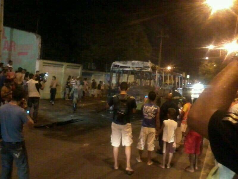 PMs estão atuando no presídio em Pedrinhas e, na primeira revista feita
no lugar, apreenderam 300 armas brancas, dezenas de celulares, drogas e
listas com o fluxo de negociação de drogas na cadeia