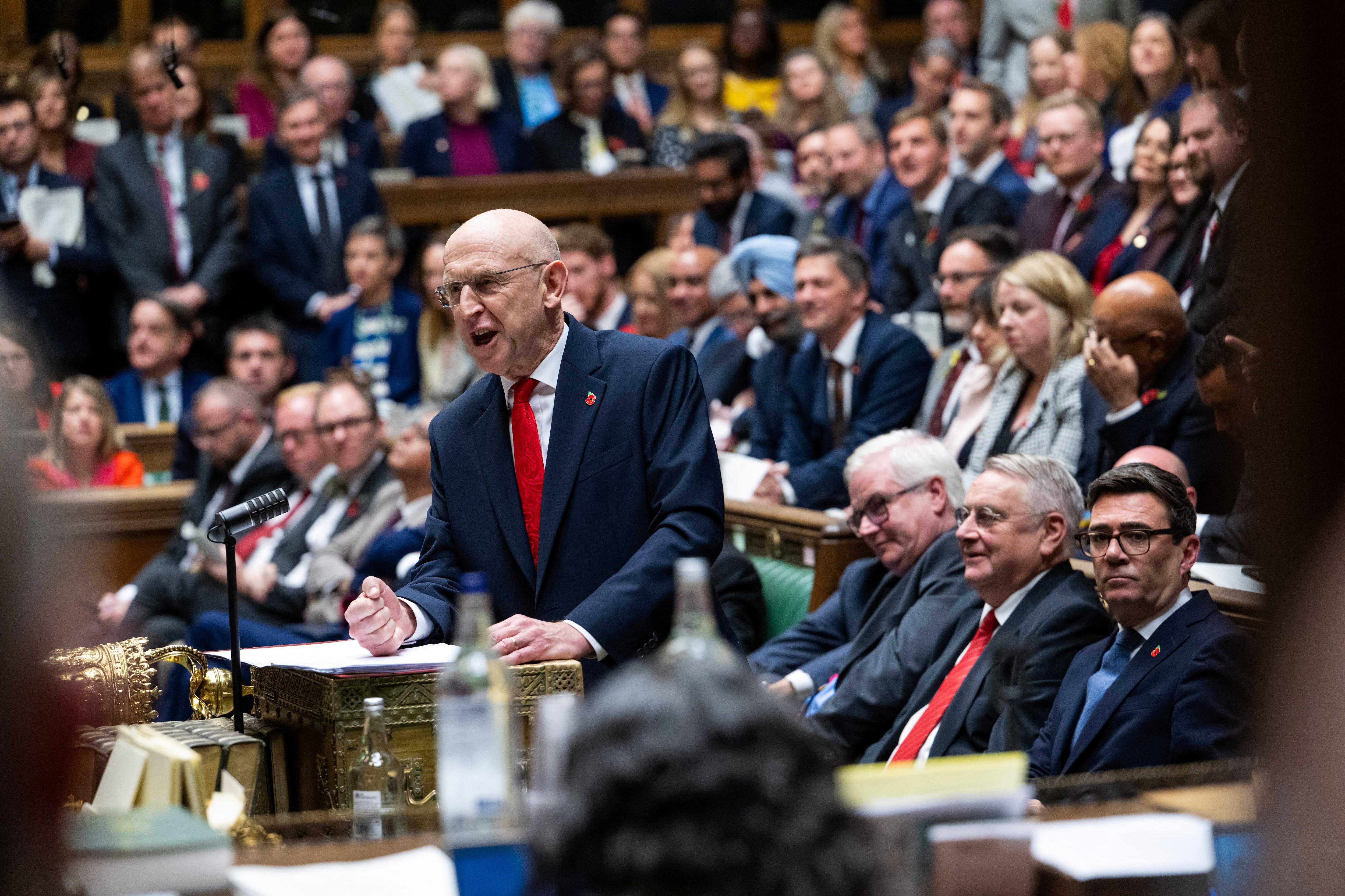 O ministro das Finanças do Reino Unido, John Healey, apresenta proposta, em discurso oficial na Câmara dos Comuns