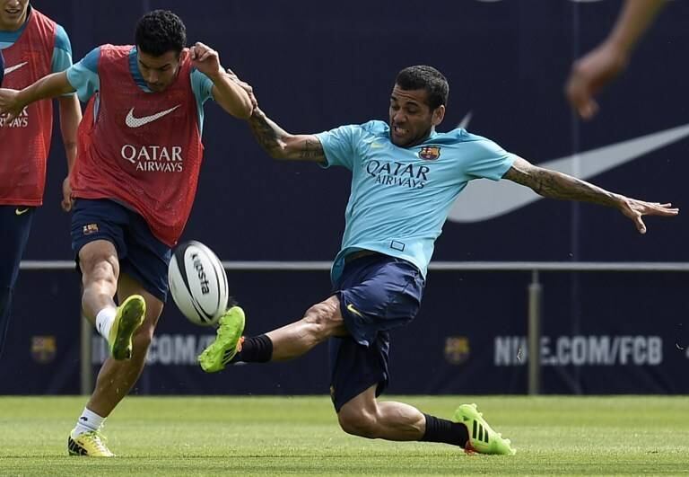 O lateral direito Daniel Alves, por sua vez, se envolveu em intensa disputa com o atacante Pedro