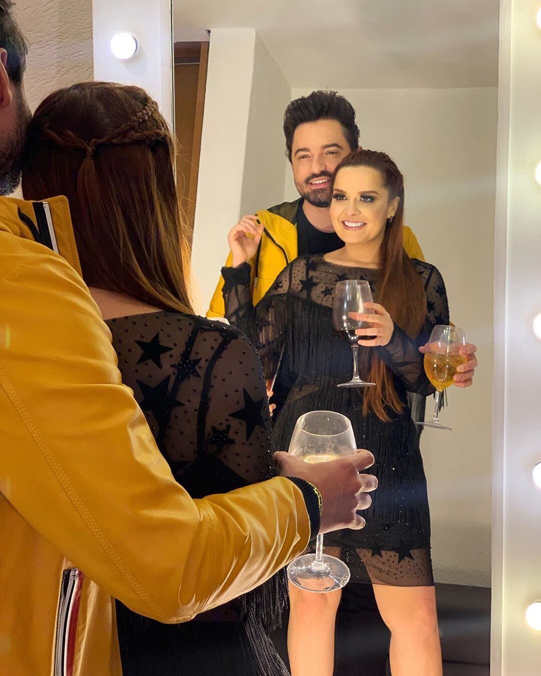 Desde que Maiara, da dupla com Maraisa, e Fernando assumiram o namoro, a sertaneja confessou que é uma mulher ciumenta e vive pegando no pé do amado. Recentemente, Maiara brincou dizendo que não era para Fernando sair abraçando todo mundo. O resultado é que no último show do cantor, as fãs preferiram posar distante dele