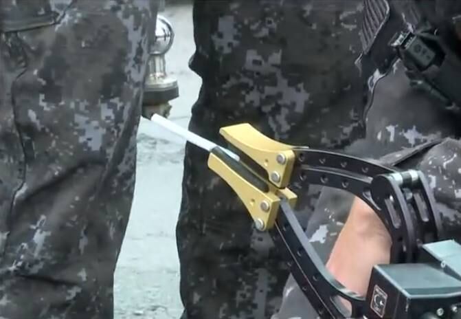 Ainda segundo o tenente, o robô é utilizado desde que o Gate foi fundado, há 34 anos. No decorrer do tempo, a tecnologia foi se aprimorando, sendo que a última atualização do equipamento foi em 2016. Ele é capaz de levar itens pequenos, como cigarros, como no caso do sequestro ocorrido na Brasilândia
