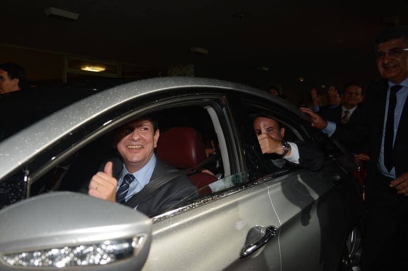 De
acordo com especificações do carro usado pelo ex-ministro, o número de
ocupantes permitidos dentro do carro é cinco. A multa para infrações de natureza grave é de R$ 127,69 mais 5 pontos na carteira