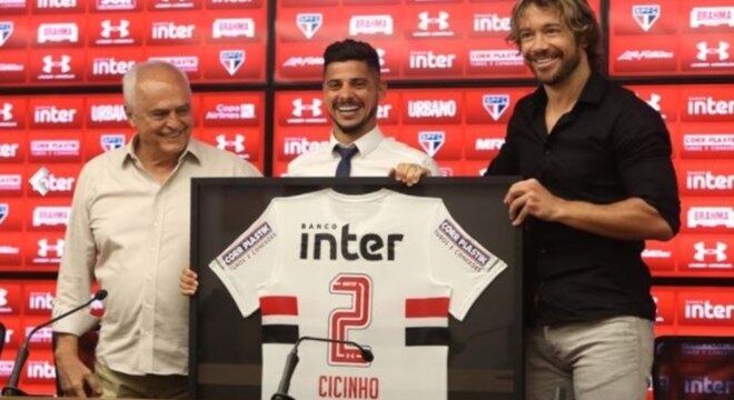 Aos 37 anos, Cicinho anunciou sua aposentadoria