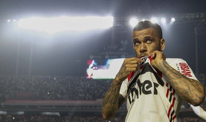 Diretoria quis evitar correr risco de frustração na estreia de Daniel Alves