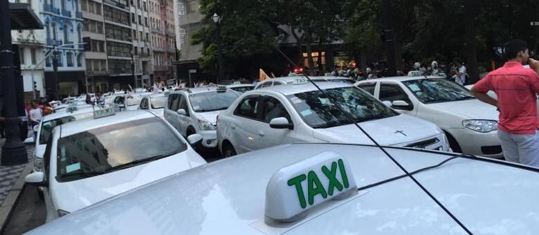 Grupo se reuniu em frente ao estádio do Pacaembu e seguiu em carreata até o centro da cidade nesta tarde