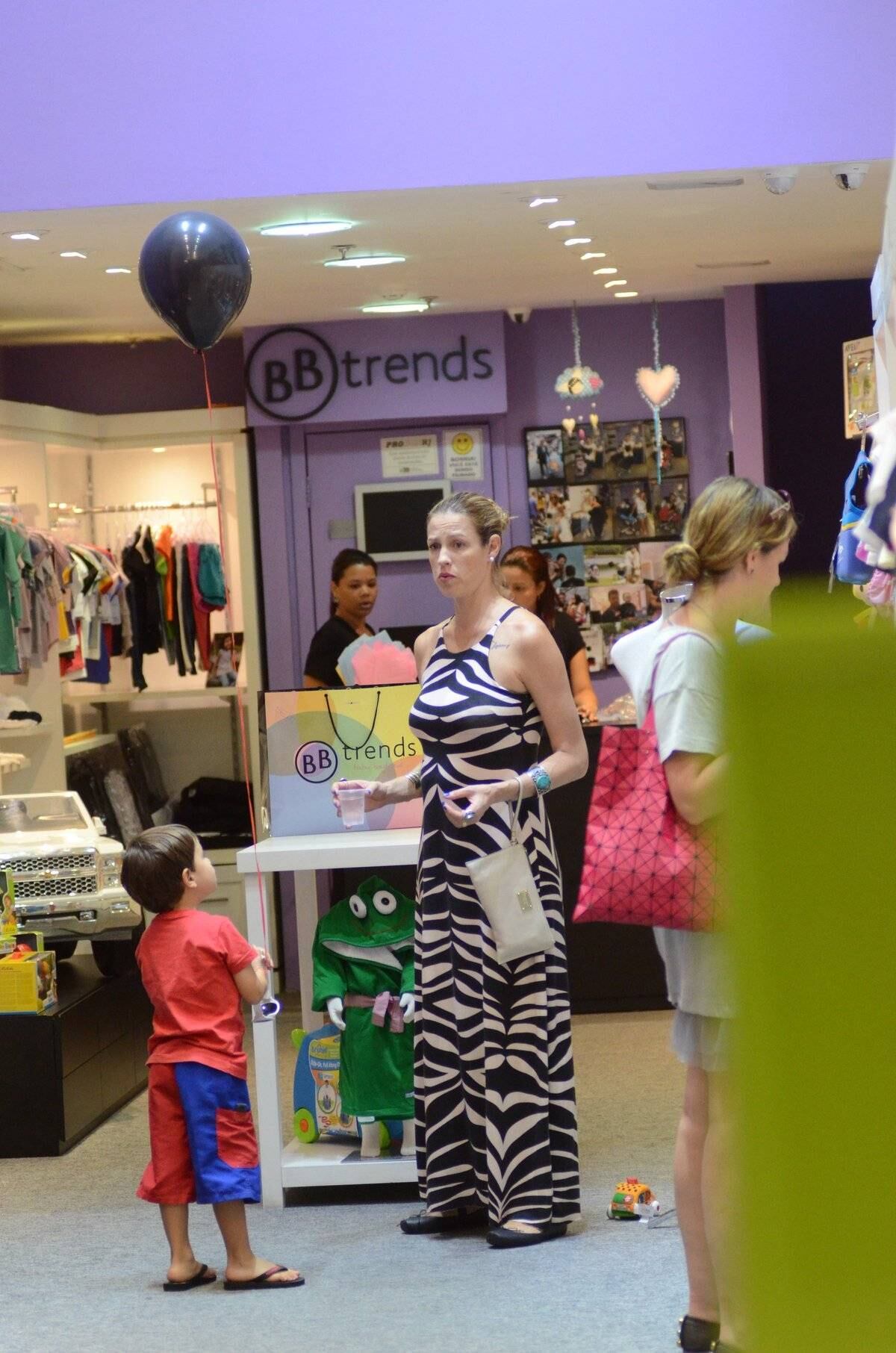Luana Piovani leva Dom para um passeio ao shopping